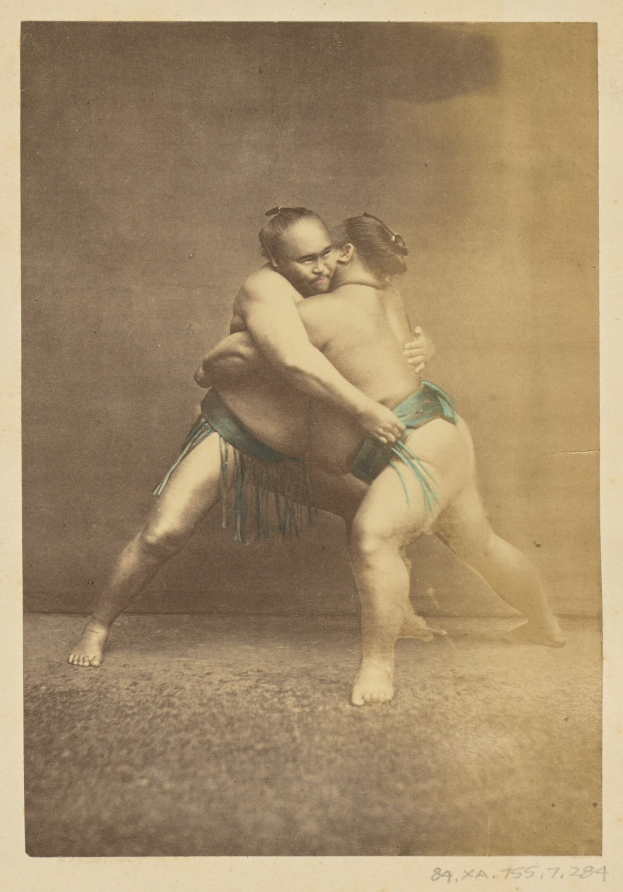Schwarzes Und Weisses Foto Von Zwei Sumo Ringern Beim Kampf, Mit 'Sumo Ringern' Text Unten.