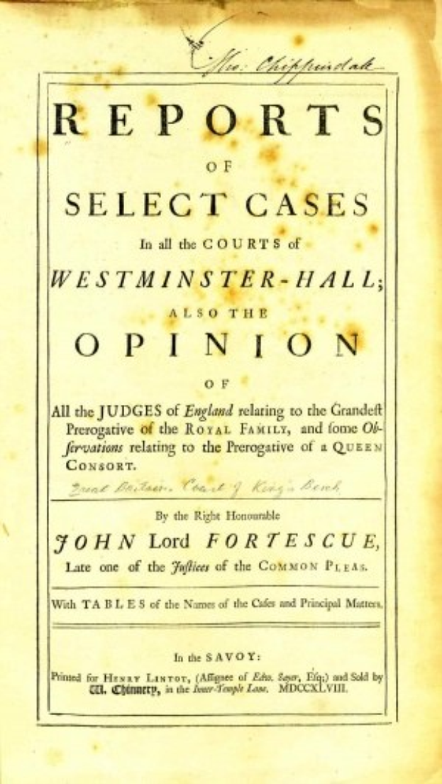 Titelblatt eines alten Buches mit dem Titel "Berichte über ausgew├Ąhlte F├Ąlle vor den Gerichten von Westminster-Hall, auch die Meinung von John Lord Fortescue" mit ge├Âffneter Seite, die schwarzen Tintentext zeigt.