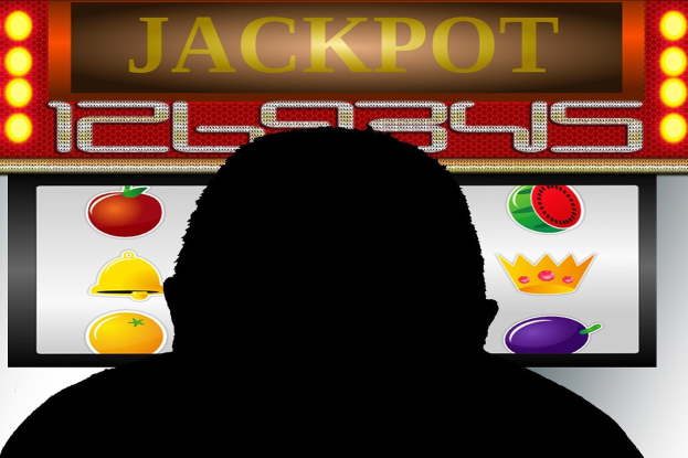 Ein Mann spielt an einem Automaten mit der Anzeige "Jackpot", umgeben von einer Online-Casino-Oberfläche mit Obstsymbolen und Text.