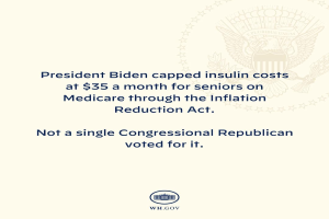 Plakat mit dem Text "Präsident Biden beschränkte die Insulin-Kosten auf 35 Dollar pro Monat für Senioren mit Medicare durch das Inflation Reduction Act" und einem begleitenden Logo.