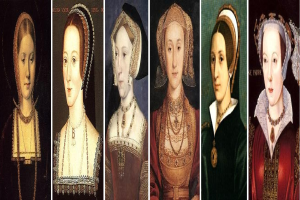 Sechs Porträts von Elizabeth I. von England in verschiedenen farbigen Kleidern mit verzierten Accessoires vor dunklem Hintergrund.