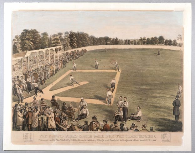 Gruppe von Menschen, die Cricket auf einem grasbewachsenen Feld mit Bäumen im Hintergrund und einem klaren blauen Himmel spielen, mit Text unten, der "The Second Great Match Game for the Championship" liest.