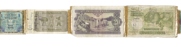 Altes Buch mit verschiedenen Nennwerten alter deutscher Banknoten darauf gestapelt.