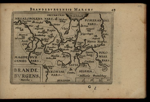 Altes Buch mit einer detaillierten Karte der brandenburgischen Region Deutschlands auf einem schwarzen Hintergrund, begleitet von Texten über die Region.