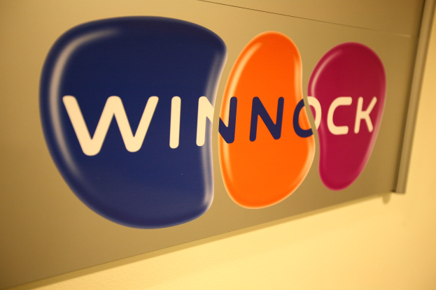 Buntes "Winnock"-Schild an einer Wand angebracht, das eine Börse anzeigt.