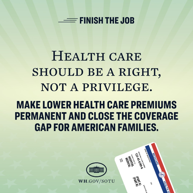 Ein Plakat mit dem Text "Beende den Job: Gesundheit sollte ein Recht sein, nicht ein Privileg" und eine Karte mit der Aufschrift "Mache niedrigere Gesundheitskosten dauerhaft und schließe die Versorgungslücke für amerikanische Familien."
