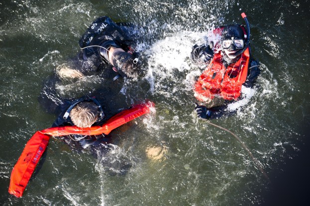Wer rettet am schnellsten? Polizei beim Schwimmen-Wettkampf