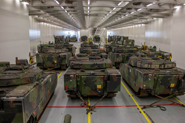 Ein grosser Militaraergeraum mit Reihen von Militaraerzeugen, Wanden auf beiden Seiten und Deckenleuchten.