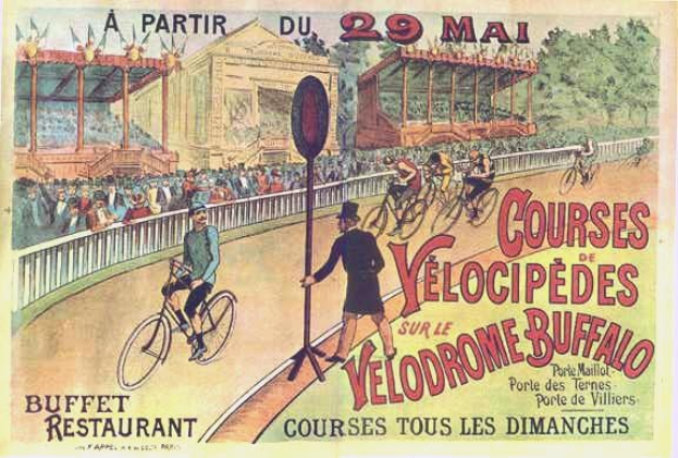 Ein Plakat für ein Velodrom-Event in Buffalo, New York, das Radfahrer auf einer umzäunten Straße mit einem Gebäude und Bäumen im Hintergrund zeigt.