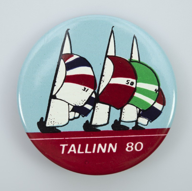Der lettische MEP Kols schenkte Kaja Kallas ein Aufkleber mit einem "Baltic Chihuahua" vor dem Hintergrund der Flaggen der Baltischen Staaten