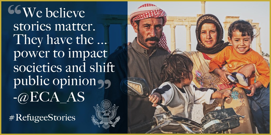 Plakat mit vier lächelnden Menschen auf der rechten Seite und Text auf der linken Seite, der "Wir glauben, dass Geschichten wichtig sind, sie haben die Kraft, Gesellschaften zu beeinflussen und öffentliche Meinung zu verschieben @ECA AS" und ein Logo enthält.
