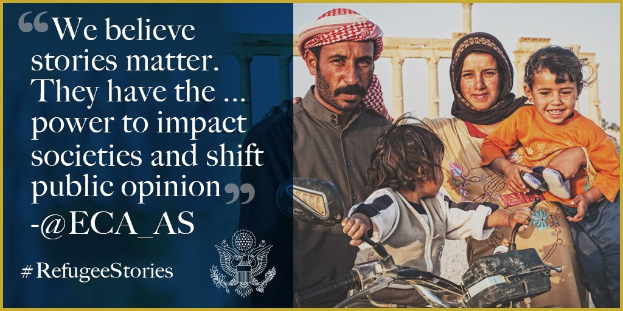 Plakat mit vier lächelnden Menschen auf der rechten Seite und Text auf der linken Seite, der "Wir glauben, dass Geschichten wichtig sind, sie haben die Kraft, Gesellschaften zu beeinflussen und öffentliche Meinung zu verschieben @ECA AS" und ein Logo enthält.