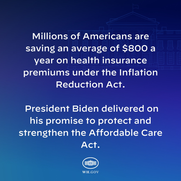 Ein blauer Hintergrund mit weißer Schrift, die besagt: "Millionen von Amerikanern sparen durchschnittlich 800 USD im Jahr bei den Gesundheitsversicherungsprämien thanks to the Inflation Reduction Act" und ein Logo.