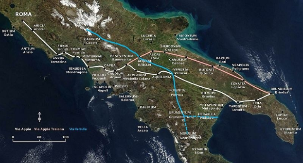 Blaue Linie auf einer Karte von Italien, die eine kreisförmige Zugroute von Rom zeigt, die verschiedene Städte und Ortschaften durchquert.