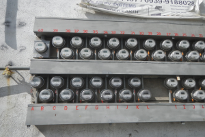 Nahaufnahme eines Elektrizitätszählers an der Seite eines Gebäudes mit einem Banner mit Text oben