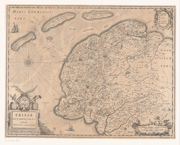 Eine detaillierte Karte der Insel Ostfriesland, umgeben von Text und Bildern, die verschiedene Inseln, Gewässer und die umliegende Landschaft zeigen, mit zusätzlichen Informationen über die Merkmale der Karte.