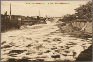 Altes Schwarz-Weiß-Foto eines Flusses mit fließendem Wasser, umgeben von Bäumen, Gebäuden, Strommasten und einem Zaun, mit Text oben.