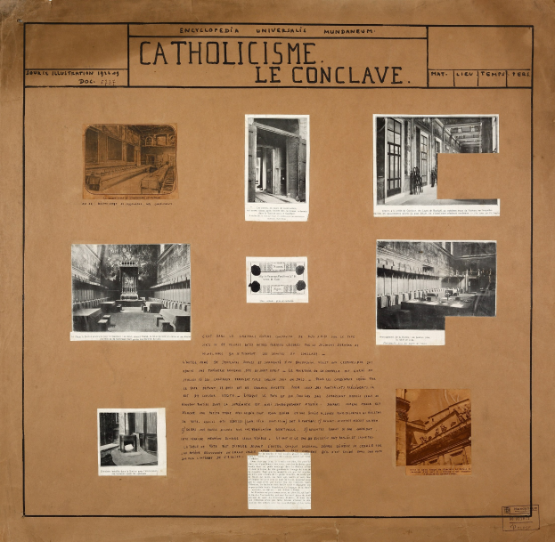 Ein Buch mit Bildern des Inneren der katholischen Kirche, Kunstgegenstände und Texten zur Geschichte und Bedeutung.