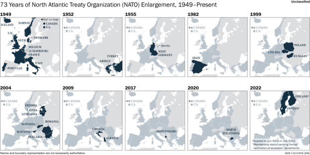 Karte veranschaulicht die 73-jährige Erweiterung der NATO von 1949 bis heute, wobei die Regionen farbcodiert sind nach dem Jahr des Beitritts und ein Titel zusätzliche Informationen bereitstellt.