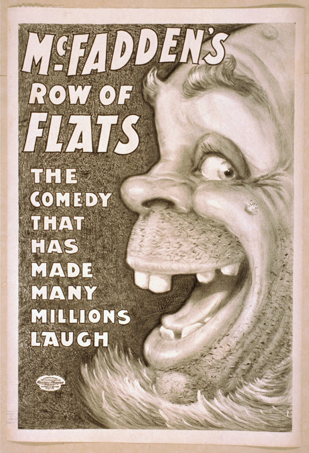 Plakat eines lachenden Menschen mit wilden Haaren, weit aufgerissenen Augen und einem strahlenden Grinsen, vor einem hellgelben Hintergrund, mit dem Text "McFadden's Row of Flats: The Comedy That Has Made Many Millions Laugh."