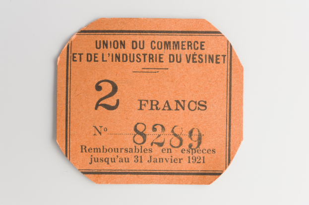 Ein oranges Ticket mit der Aufschrift "Union du Commerce et de l'Industrie du Vésinet" auf einem weißen Hintergrund.