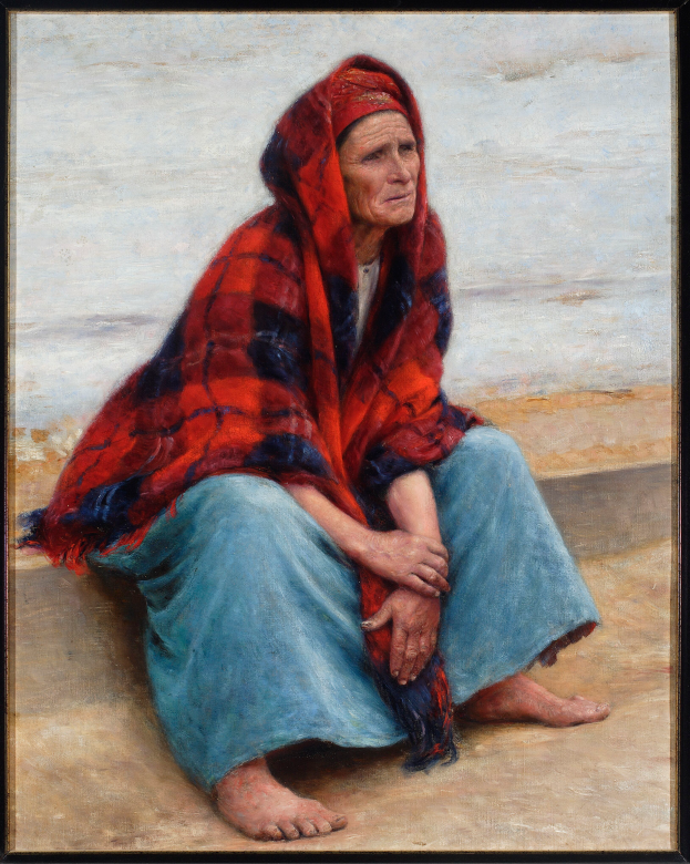 Eine alte Frau sitzt am Strand bei Sonnenuntergang, trägt ein helles Kleid mit einem Dutt, hat die Augen geschlossen und die Hände im Schoß ruhend, eingerahmt in einem Foto Rahmen.