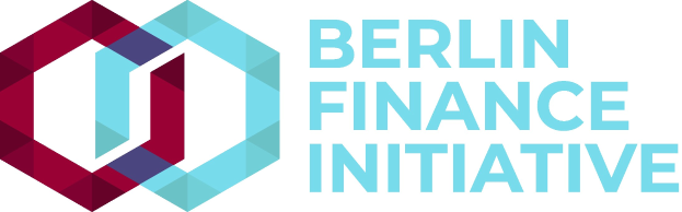Logo der Berlin Finance Initiative: ein blauer Kreis mit einer weißen Umrandung und einem weißen 'B' in der Mitte, umgeben von einem weißen Ring mit einem blau-weißen Karomuster, vor einem weißen Hintergrund mit den Worten 'Berlin Finance Initiative' in fetter schwarzer Schrift.