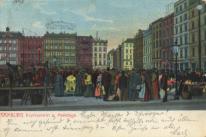 Alte Postkarte zeigt eine belebte Marktszene in Hamburg, Deutschland, mit Menschen, Tischen voller Waren, Straßeneinrichtungsgegenstände, Gebäuden und einem bewölkten Himmel, mit Text unten.