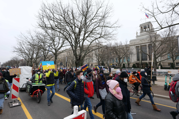Eine große Gruppe von Menschen bei einer Protestaktion auf einer Straße in Washington, D.C. am 21. Januar 2020.