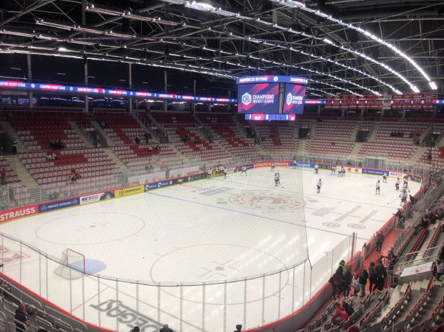 Eishockeyspiel in einer großen Arena zwischen den St. Louis Blues und Detroit Red Wings, mit Zuschauern auf den Sitzen und in der Nähe der Eisbahn.