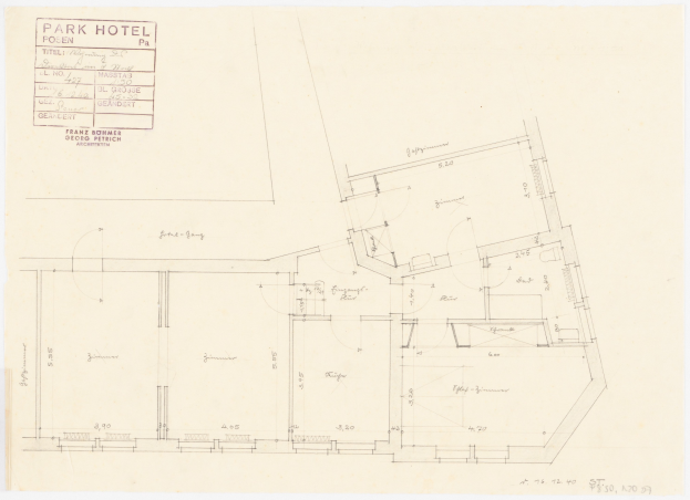 Eine handgezeichnete Grundrisszeichnung eines Parkhotels auf Papier, die Raumaufteilungen, Fenster- und Türpositionen, Abmessungen und zusätzlichen Text zeigt.