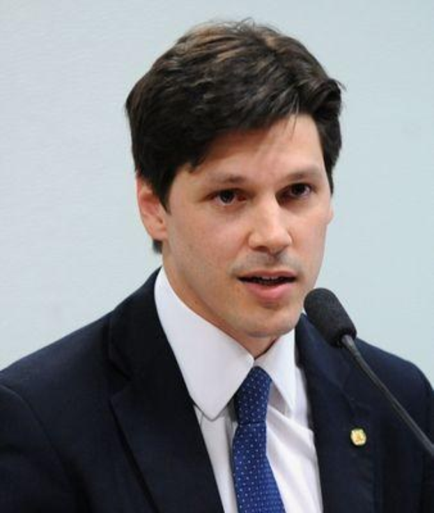 Ein Mann im Anzug und Krawatte spricht in ein Mikrofon, wahrscheinlich zur Ankündigung eines vom Staat genehmigten Gesetzes zur Verbots des Internetgebrauchs.