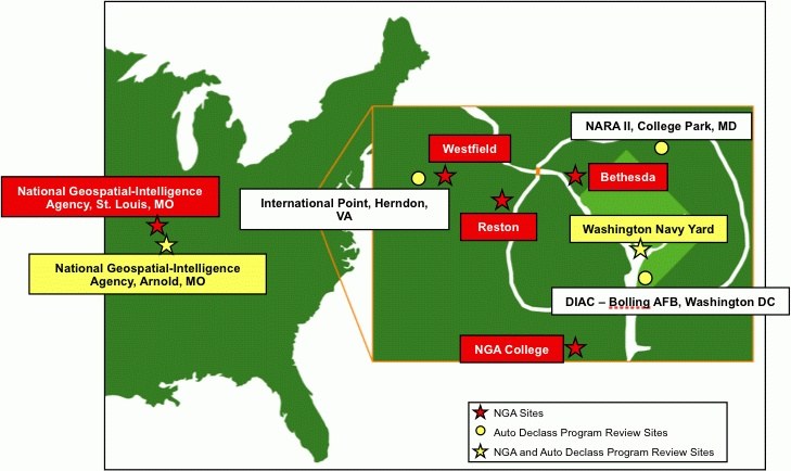 Eine Karte der Vereinigten Staaten, die die Standorte der National Geospatial Intelligence Agency hervorhebt, mit fetter Schrift und geographischen Merkmalen wie Flüssen, Bergen und Städten.