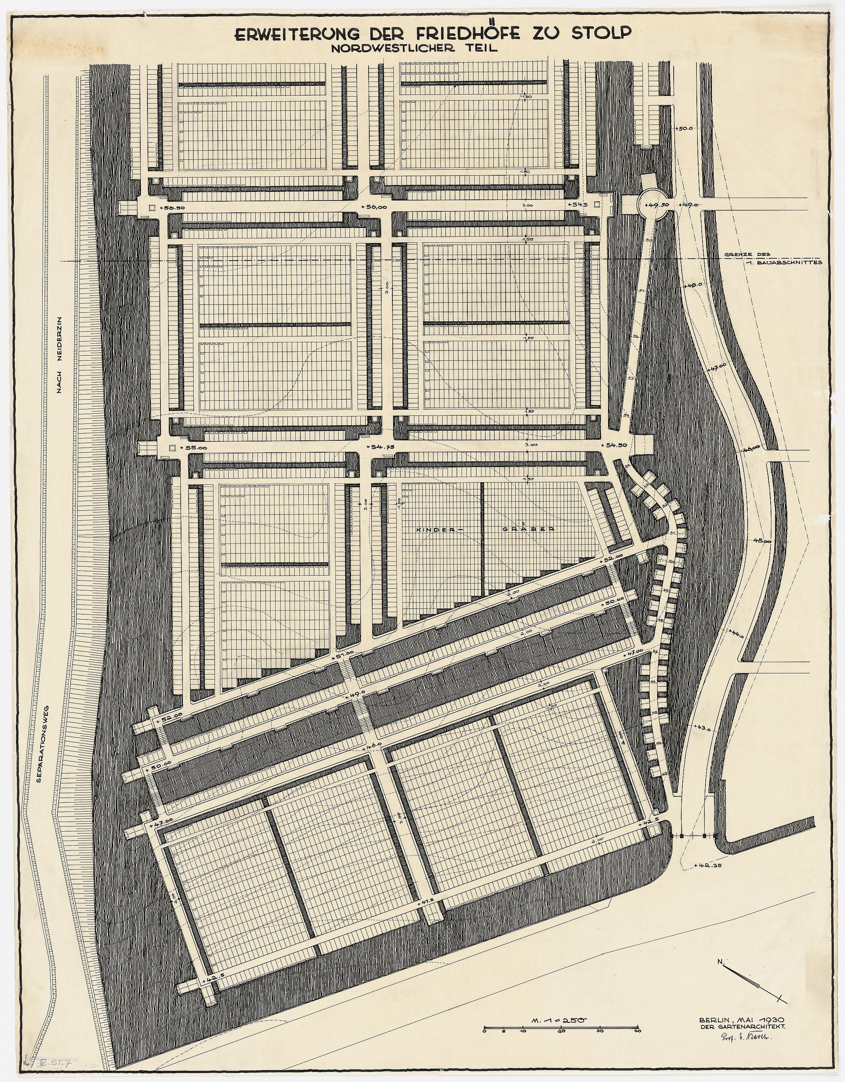 Alte Stadtkarte mit detaillierten Gebäudelayouts und handgeschriebenen Textanmerkungen.