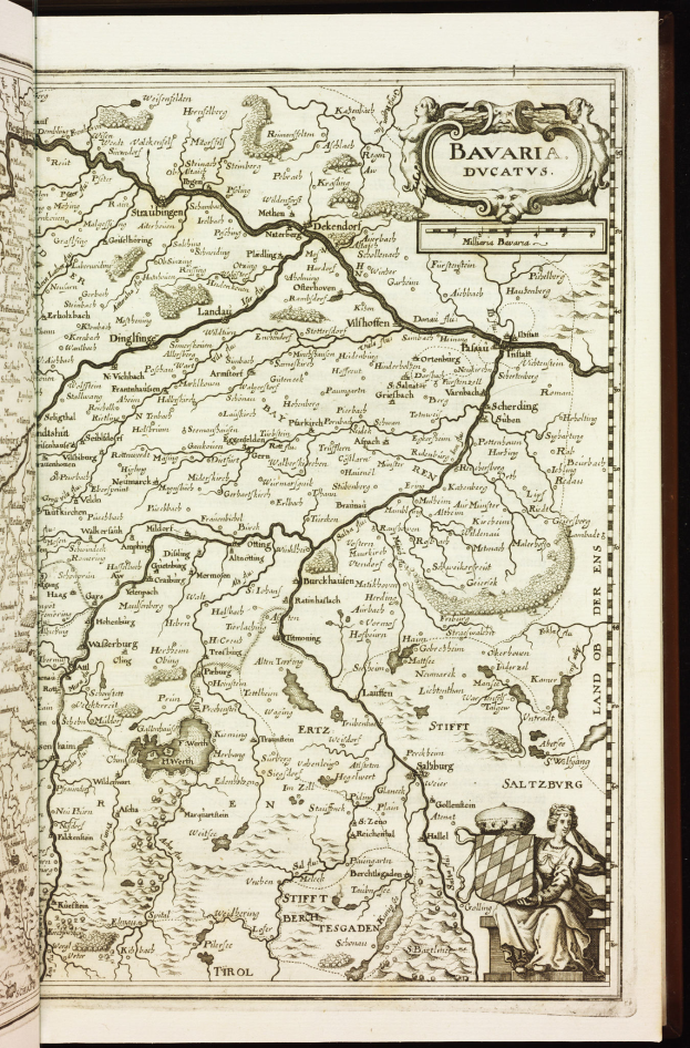 Ein aufgeschlagenes Buch mit einer detaillierten Karte von Bayern, auf der Städte, Ortschaften, Flüsse und andere geografische Merkmale bezeichnet sind.