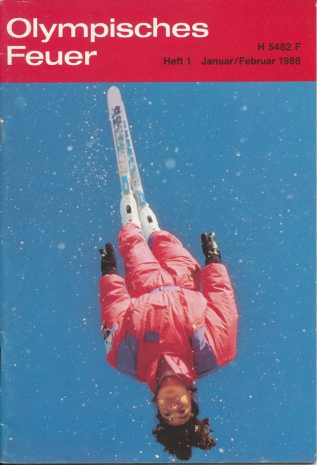 Buchumschlag mit einem Skifahrer in der Luft in einem Ski-Anzug, mit der Aufschrift "Olympische Spiele Feuer - Heft 1 - Januar/Februar 1988" auf dem Cover.