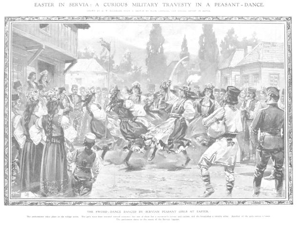 Schwarz-weißes Bild einer tanzenden Gruppe vor einem Publikum mit Häusern und Bäumen im Hintergrund.