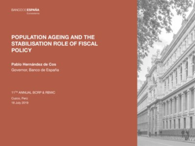 Schwarz-weißes Bild eines Gebäudes auf der rechten Seite mit Fußgängern vorne und Text auf der linken Seite, der "Bevölkerungsalterung und die stabilisierende Rolle der Fiskalpolitik" lautet.