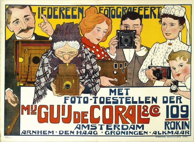 Ein Plakat, das eine Kamerashow in Amsterdam ankündigt, mit einer Gruppe strahlender Menschen, die Kameras halten und Spaß haben.