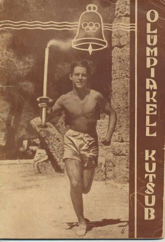 Ein Mann rennt mit einem Schwert in einer Hand und einer Glocke in der anderen, mit einer Wand und Bäumen im Hintergrund; Text auf der rechten Seite lautet "Olympische Spiele 1936".