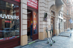 Freiburg: Taschendiebe auf Rollerbrettern stehlen Taschen aus Fahrradkörben