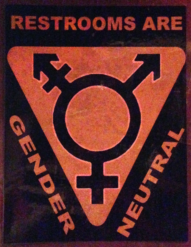 Plakat mit dem Text "Restrooms sind genderneutral" betont die Geschlechtergerechtigkeit in den Toiletten.