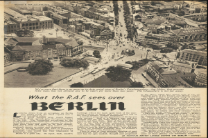 Alte Zeitung mit einem Schwarz-Weiß-Foto einer Stadtlandschaft, die Gebäude, Bäume und Fahrzeuge zeigt, sowie begleitendem Text.