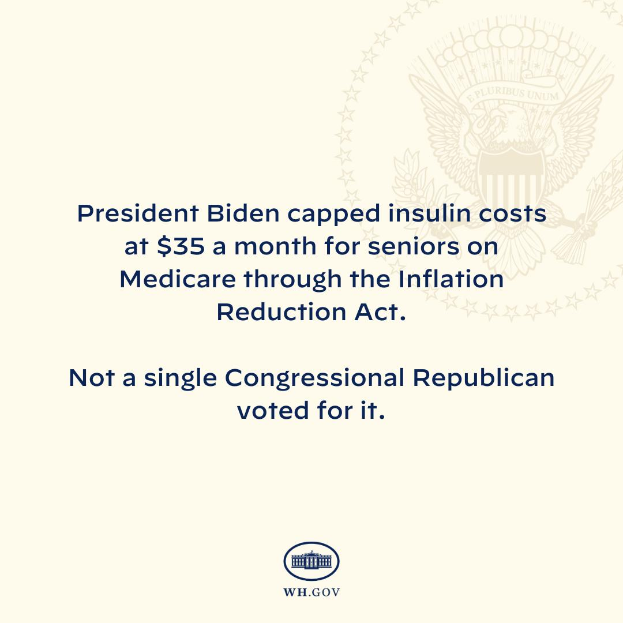 Ein Plakat mit Logo und Text, auf dem steht: 'Präsident Biden beschränkt die Insulin-Kosten auf 35 Dollar pro Monat für Senioren mit Medicare durch das Inflation Reduction Act'.