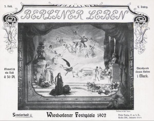 Schwarz-weiß-Foto einer Bühne von den Wiesbadener Festspielen 1902, mit Darstellern in traditioneller deutscher Tracht und einem applaudierenden Publikum im Hintergrund.