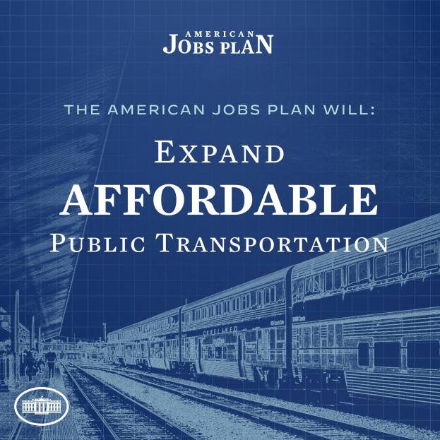Plakat mit einem Zug auf einer Bahnstrecke mit mehreren Menschen in der Nähe, begleitet von Text, der besagt: "Der American Jobs Plan wird den erschwinglichen öffentlichen Verkehr ausbauen."